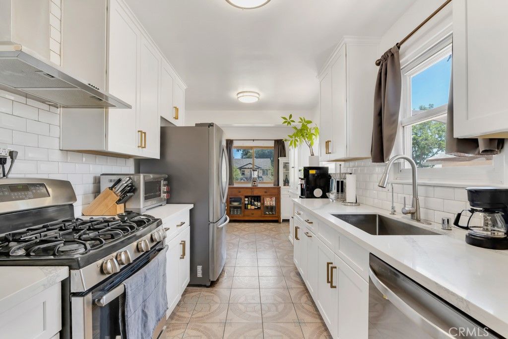 Image 8 of property listing at 7533 Hatillo Avenue, Winnetka, CA 91306