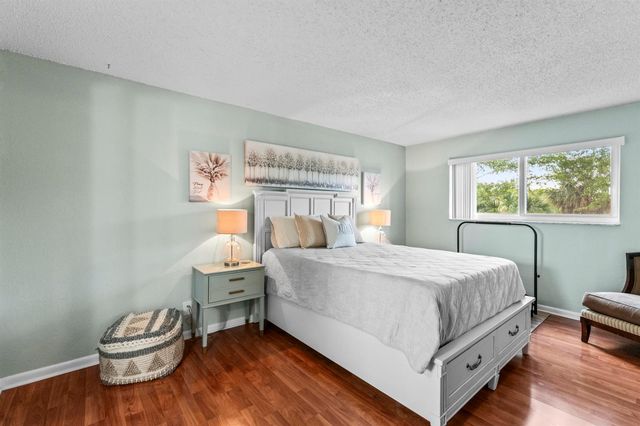 225 Bonnie Boulevard 302, Palm Springs, FL 33461