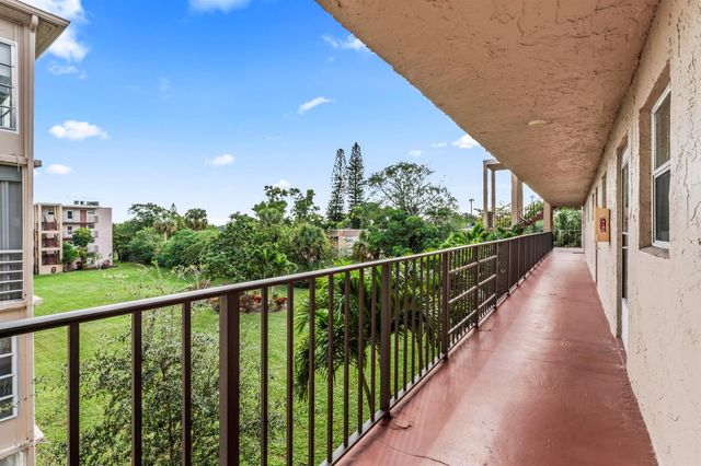 225 Bonnie Boulevard 302, Palm Springs, FL 33461