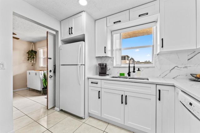 225 Bonnie Boulevard 302, Palm Springs, FL 33461