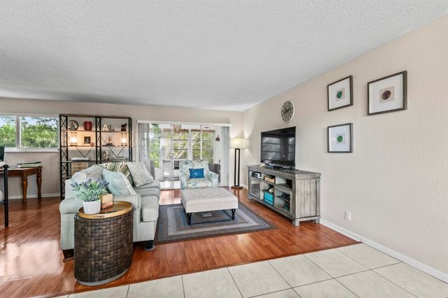 225 Bonnie Boulevard 302, Palm Springs, FL 33461