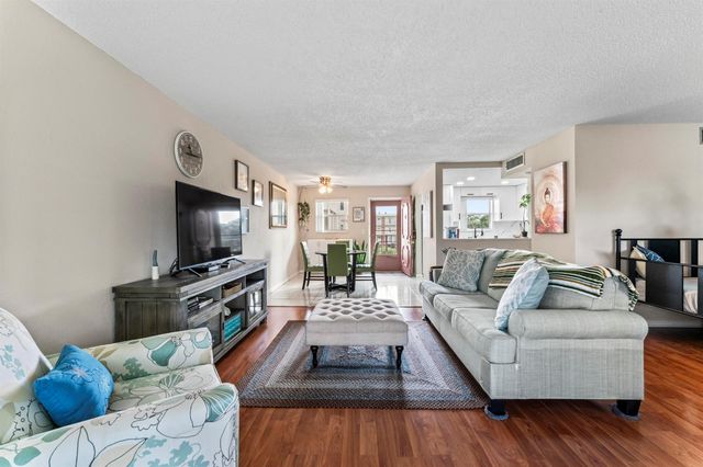 225 Bonnie Boulevard 302, Palm Springs, FL 33461