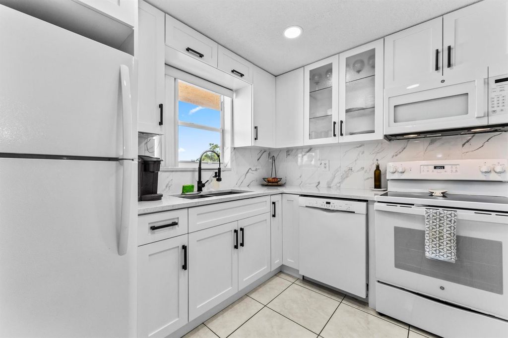 225 Bonnie Boulevard 302, Palm Springs, FL 33461