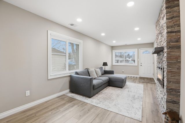 3995 Cresthaven Drive, Waterford Twp, MI 48328