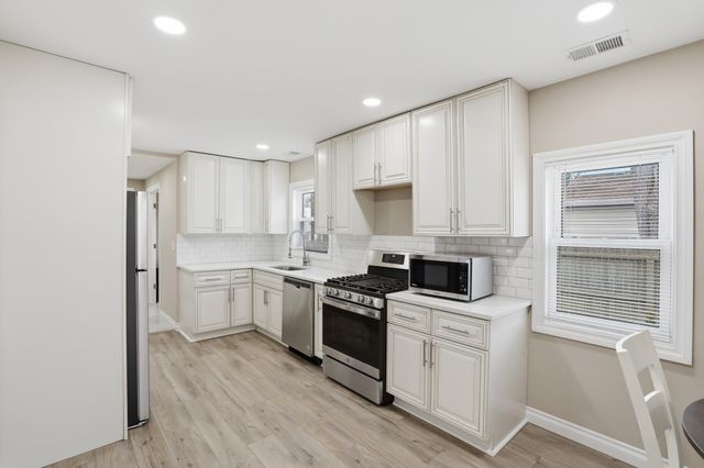 3995 Cresthaven Drive, Waterford Twp, MI 48328