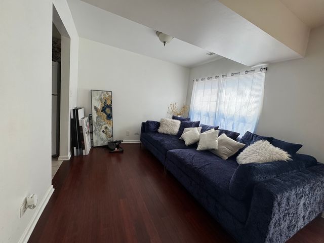 2605 E Martha Place, Burnham, IL 60633