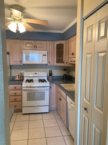 7211 WOLF Road 412A, Indian Head Park, IL 60525