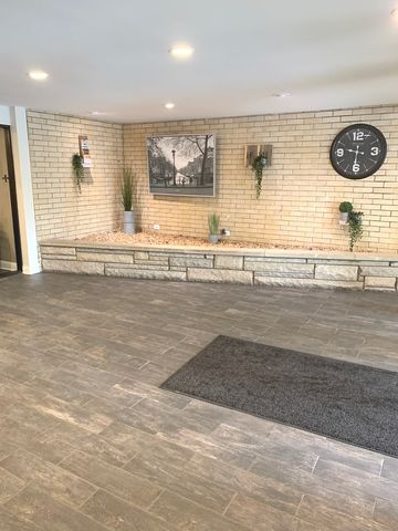 7211 WOLF Road 412A, Indian Head Park, IL 60525