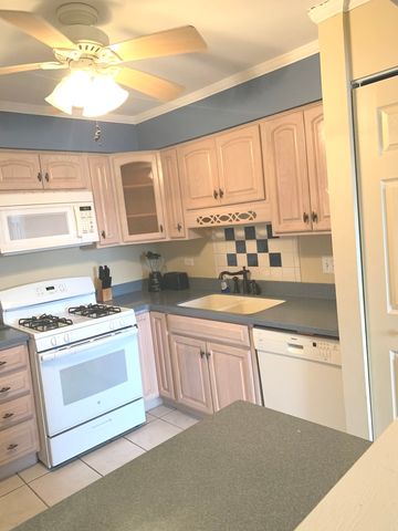 7211 WOLF Road 412A, Indian Head Park, IL 60525