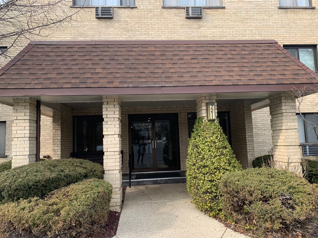 7211 WOLF Road 412A, Indian Head Park, IL 60525