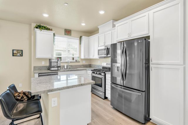 4210 Ocean Ln, Elk Grove, CA 95757
