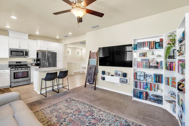 4210 Ocean Ln, Elk Grove, CA 95757