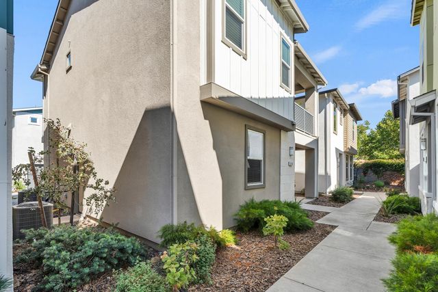 4210 Ocean Ln, Elk Grove, CA 95757