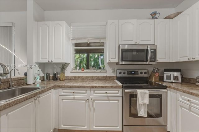 324 NW 153rd Ln, Pembroke Pines, FL 33028