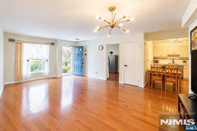 252 Village Circle Drive 1121, Fort Lee, NJ 07024