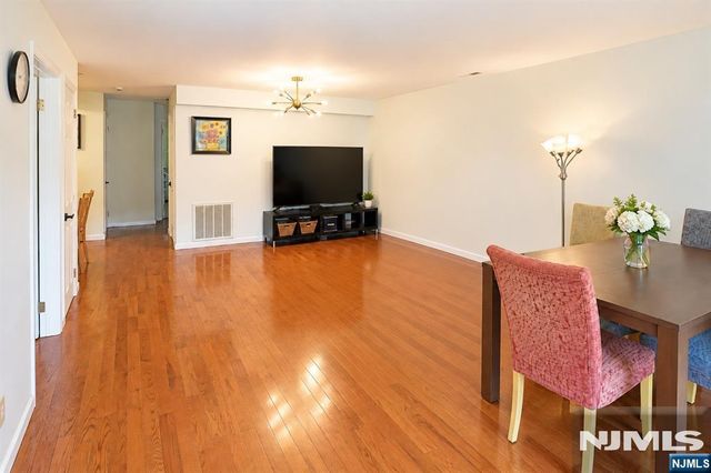 252 Village Circle Drive 1121, Fort Lee, NJ 07024
