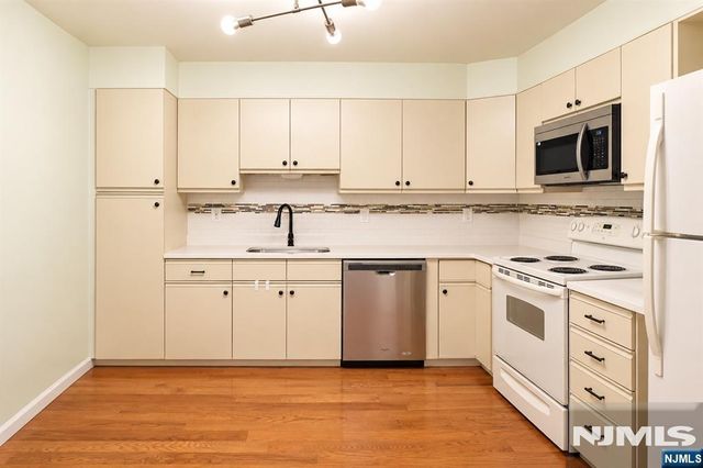 252 Village Circle Drive 1121, Fort Lee, NJ 07024