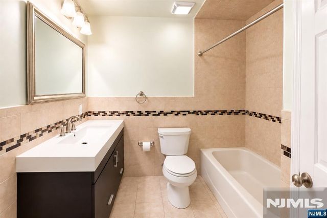 252 Village Circle Drive 1121, Fort Lee, NJ 07024
