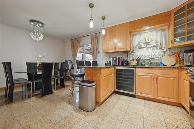 6239 Douglaston Parkway 19, Douglaston, NY 11362