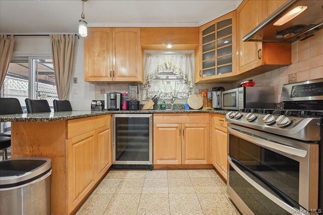 6239 Douglaston Parkway 19, Douglaston, NY 11362