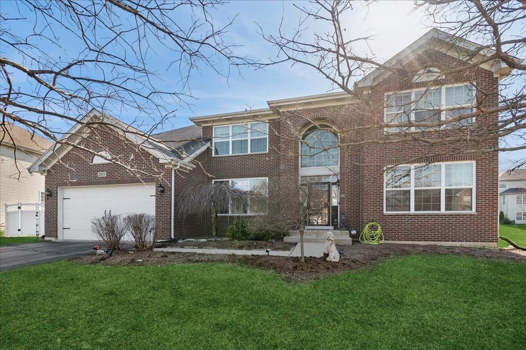 Image 2 of property listing at 1715 White Oak Lane, Hoffman Estates, IL 60192