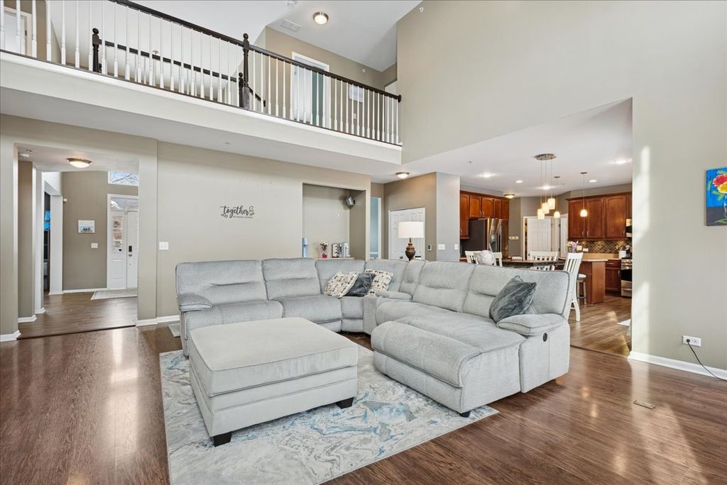 Image 11 of property listing at 1715 White Oak Lane, Hoffman Estates, IL 60192