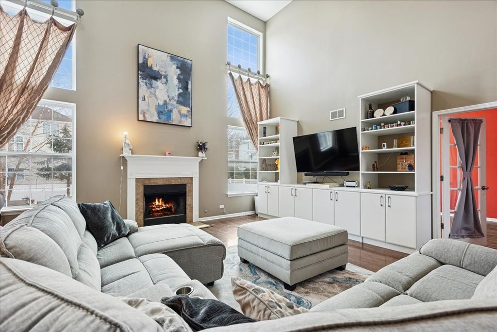 Image 12 of property listing at 1715 White Oak Lane, Hoffman Estates, IL 60192