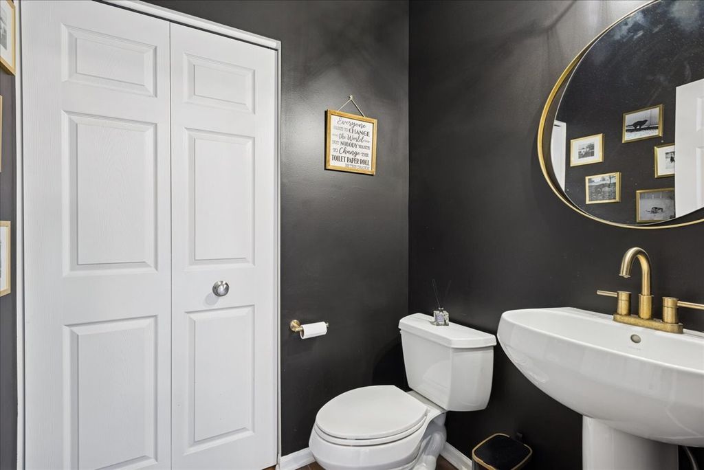 Image 14 of property listing at 1715 White Oak Lane, Hoffman Estates, IL 60192