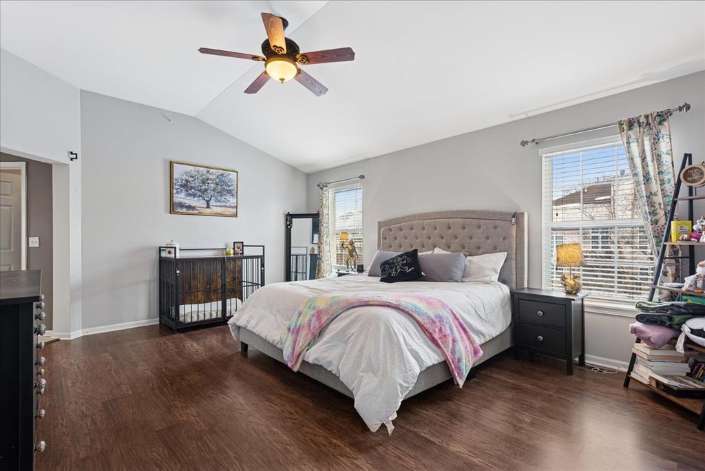 Image 15 of property listing at 1715 White Oak Lane, Hoffman Estates, IL 60192