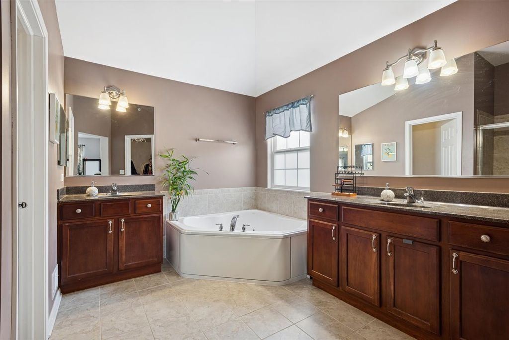 Image 16 of property listing at 1715 White Oak Lane, Hoffman Estates, IL 60192