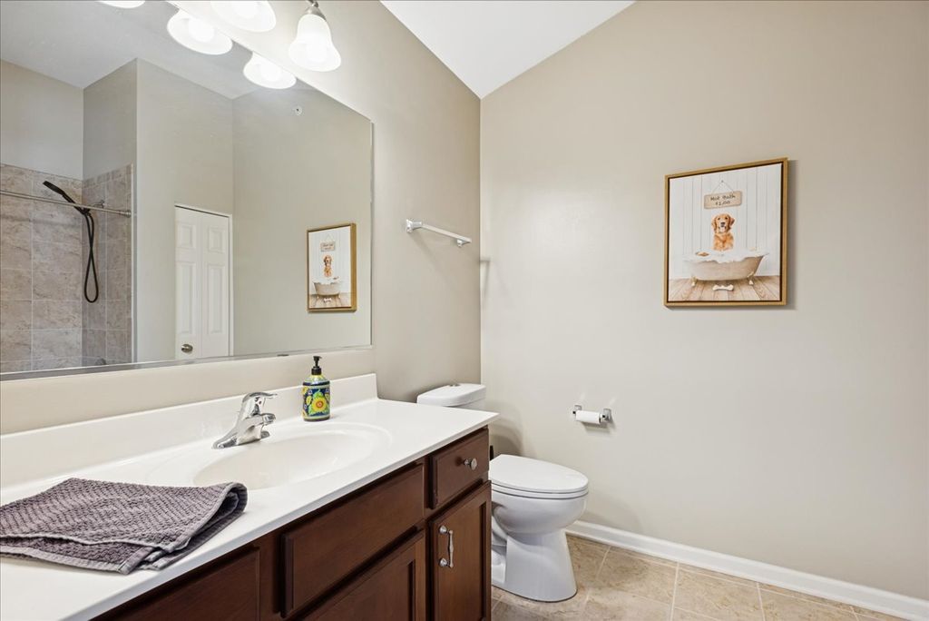 Image 17 of property listing at 1715 White Oak Lane, Hoffman Estates, IL 60192