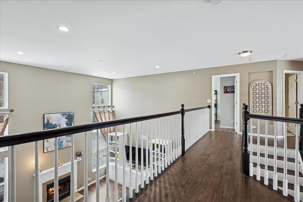 Image 18 of property listing at 1715 White Oak Lane, Hoffman Estates, IL 60192