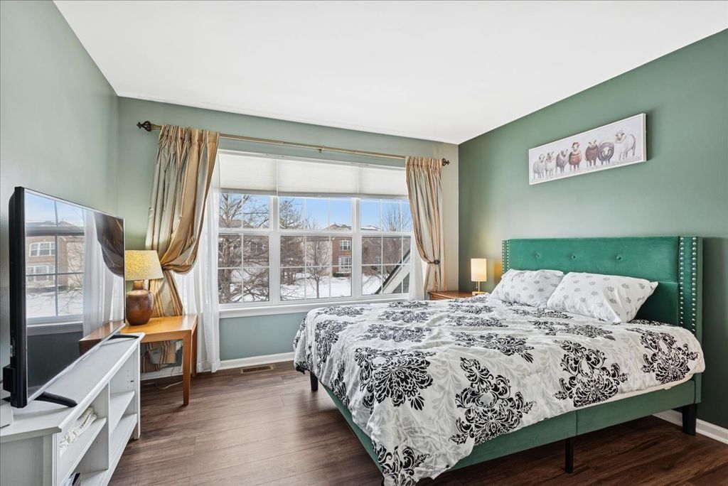 Image 20 of property listing at 1715 White Oak Lane, Hoffman Estates, IL 60192