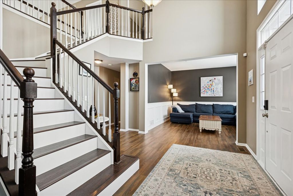 Image 3 of property listing at 1715 White Oak Lane, Hoffman Estates, IL 60192