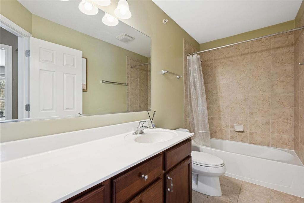 Image 21 of property listing at 1715 White Oak Lane, Hoffman Estates, IL 60192