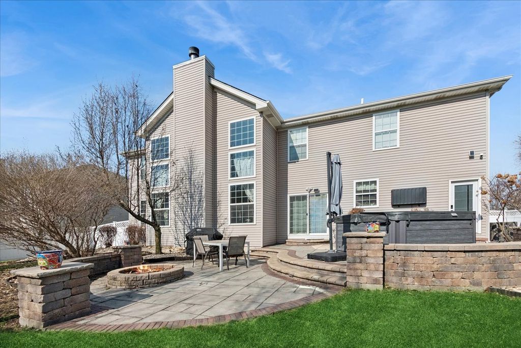 Image 24 of property listing at 1715 White Oak Lane, Hoffman Estates, IL 60192