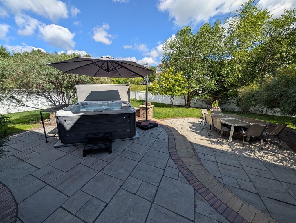 Image 25 of property listing at 1715 White Oak Lane, Hoffman Estates, IL 60192