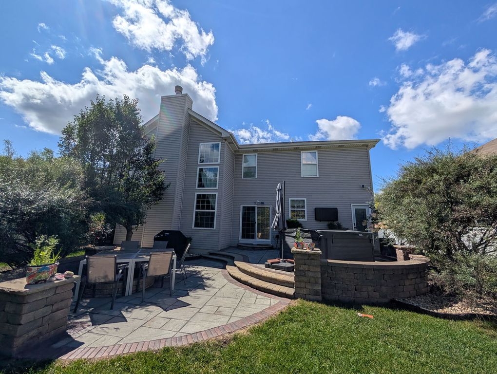 Image 27 of property listing at 1715 White Oak Lane, Hoffman Estates, IL 60192