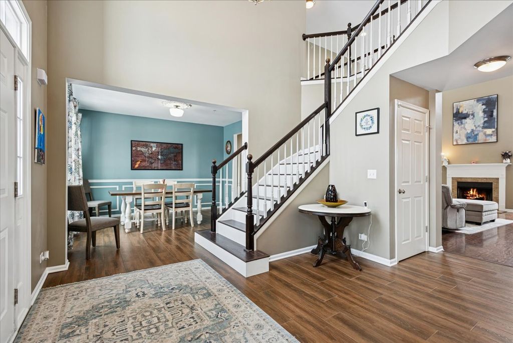 Image 5 of property listing at 1715 White Oak Lane, Hoffman Estates, IL 60192