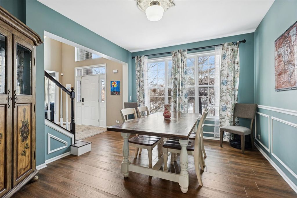 Image 6 of property listing at 1715 White Oak Lane, Hoffman Estates, IL 60192