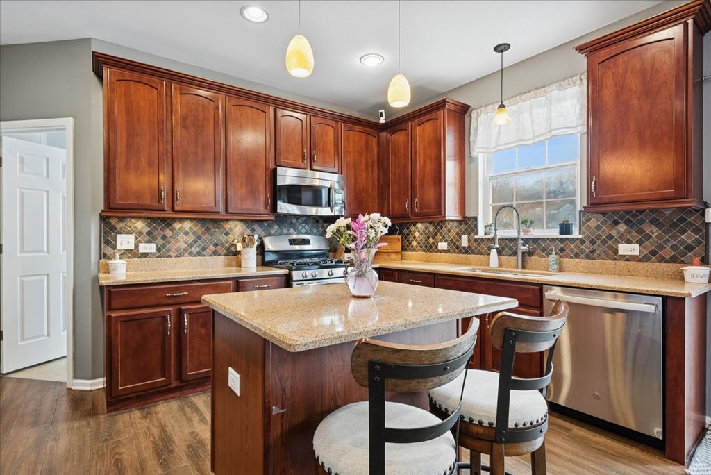 Image 7 of property listing at 1715 White Oak Lane, Hoffman Estates, IL 60192