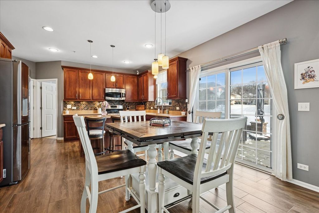Image 8 of property listing at 1715 White Oak Lane, Hoffman Estates, IL 60192