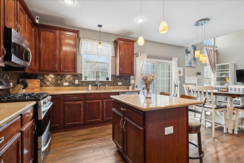 Image 9 of property listing at 1715 White Oak Lane, Hoffman Estates, IL 60192