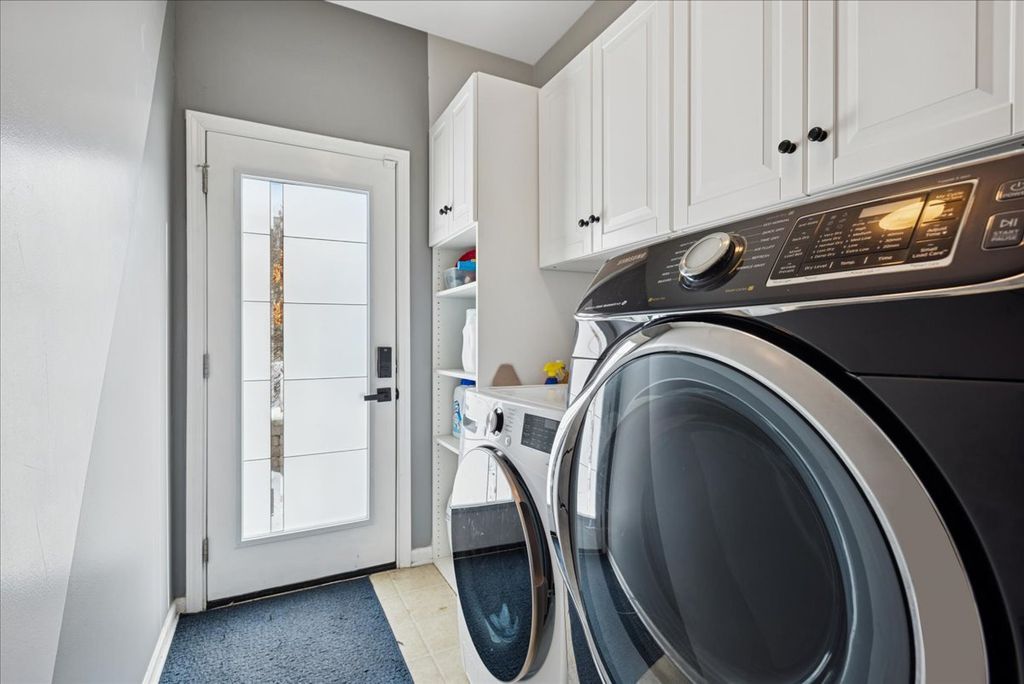 Image 10 of property listing at 1715 White Oak Lane, Hoffman Estates, IL 60192