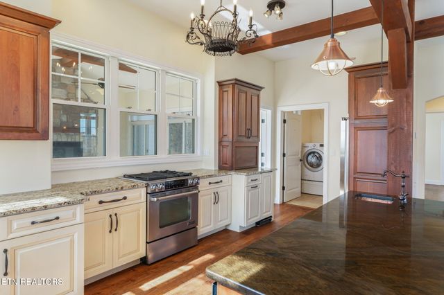 321 Peach Orchard Rd, Clinton, TN 37716