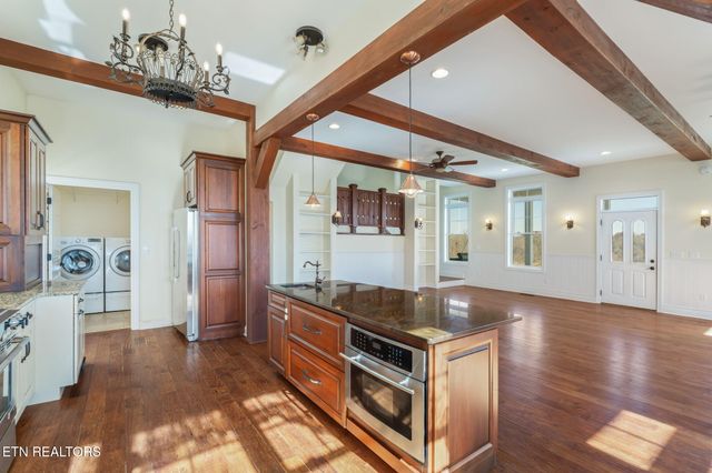 321 Peach Orchard Rd, Clinton, TN 37716