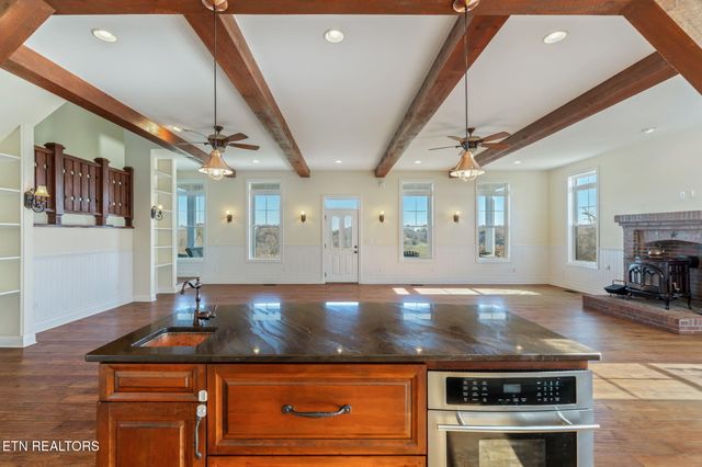 321 Peach Orchard Rd, Clinton, TN 37716