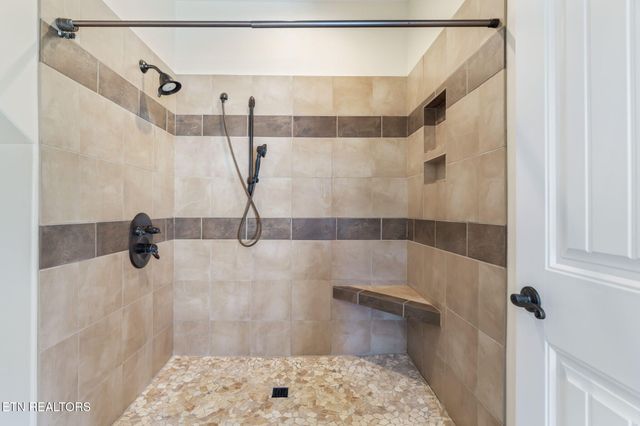 321 Peach Orchard Rd, Clinton, TN 37716