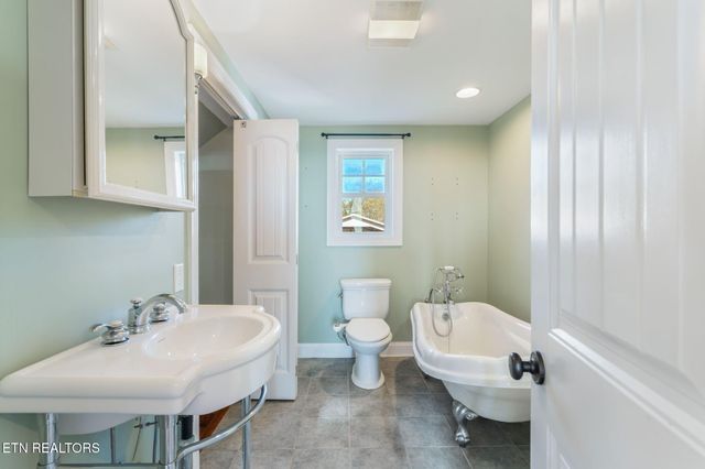 321 Peach Orchard Rd, Clinton, TN 37716