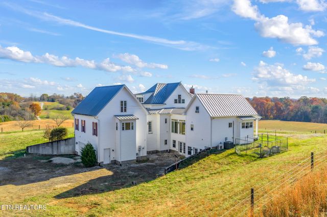 321 Peach Orchard Rd, Clinton, TN 37716